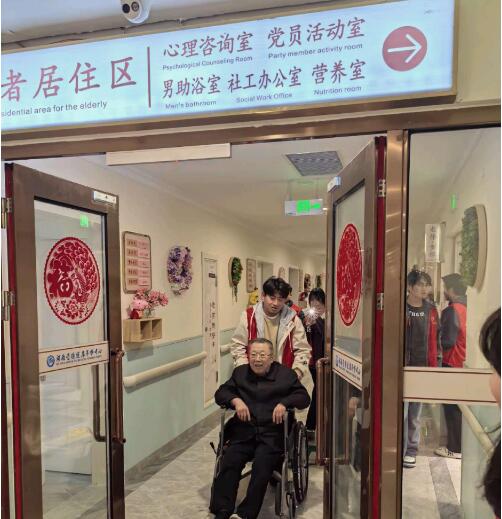 建筑工程学子赴养老中心开展志愿服务活动